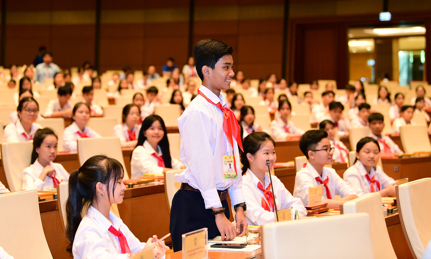 Cũng tại hội trường Diên Hồng, các đại biểu trẻ em đã có trải nghiệm thú vị khi được hướng dẫn sử dụng thiết bị điện tử.