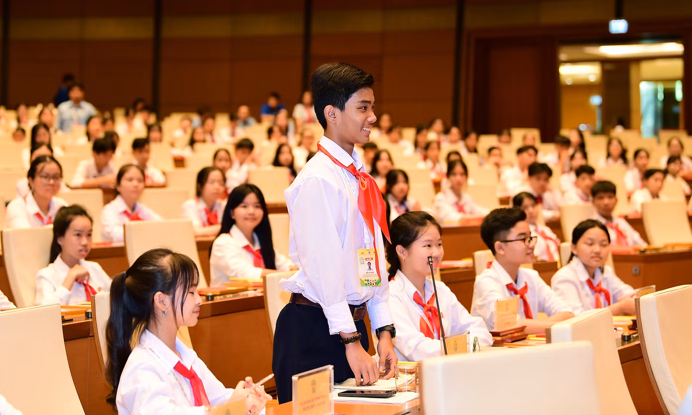 Cũng tại hội trường Diên Hồng, các đại biểu trẻ em đã có trải nghiệm thú vị khi được hướng dẫn sử dụng thiết bị điện tử.
