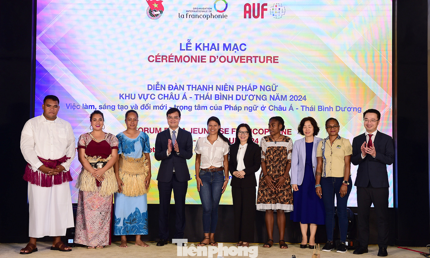 Anh Bùi Quang Huy và anh Nguyễn Tường Lâm chụp ảnh cùng các đại biểu tham dự Diễn đàn.