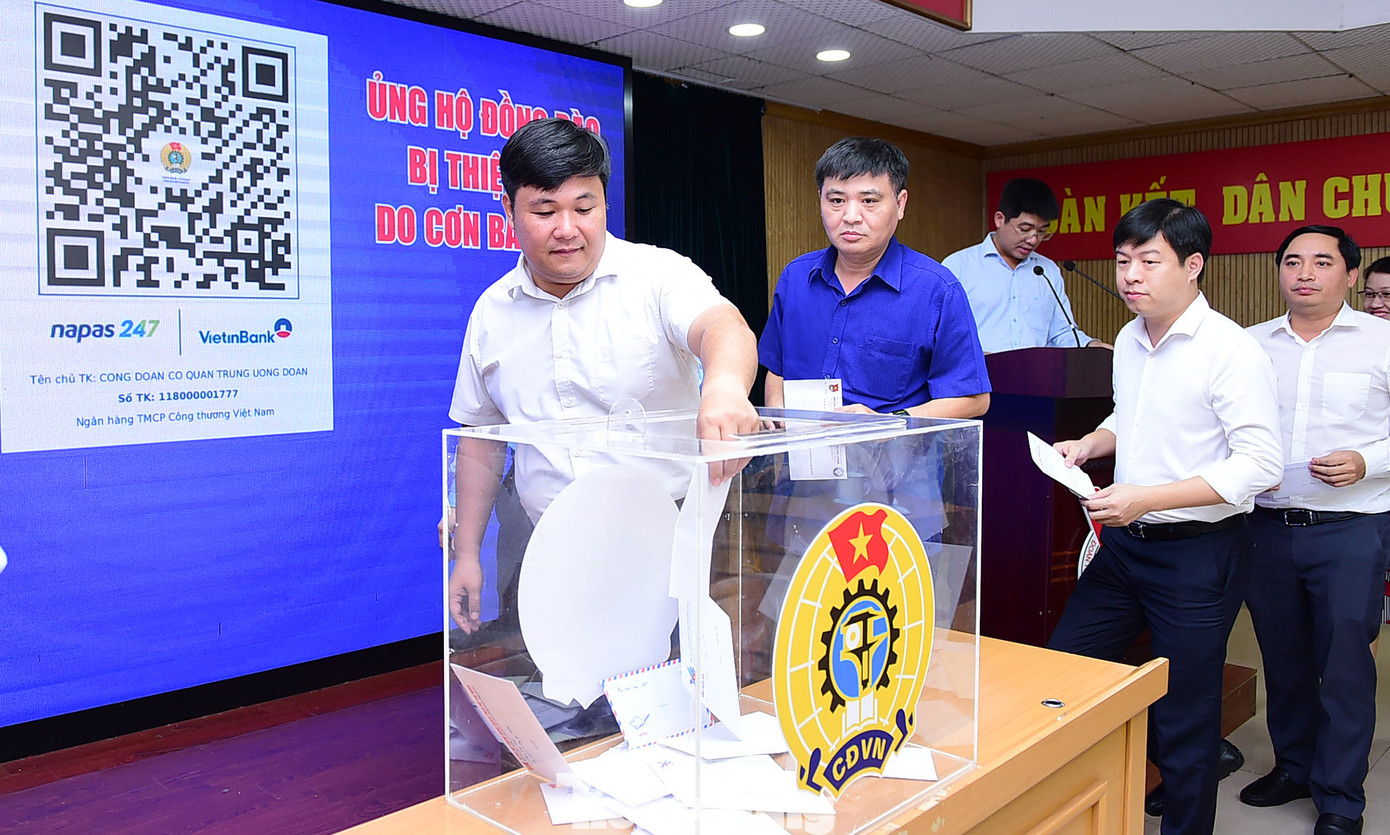 Cán bộ, công chức, viên chức và người lao động các bạn, đơn vị cơ quan T.Ư Đoàn quyên góp tại chương trình. Ảnh: Xuân Tùng