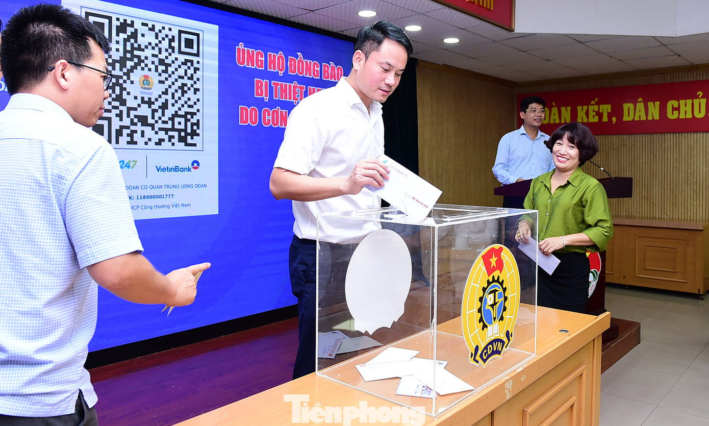 Cán bộ, công chức, viên chức và người lao động các bạn, đơn vị cơ quan T.Ư Đoàn quyên góp tại chương trình. Ảnh: Xuân Tùng