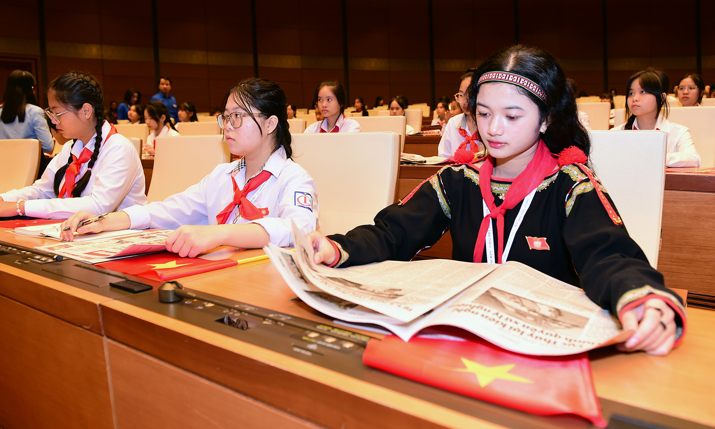 Các đại biểu đọc thông tin hoạt động của Phiên họp giả định "Quốc hội trẻ em" lần thứ II năm 2024 được phản ánh trên báo in Tiền Phong, Thanh Niên...