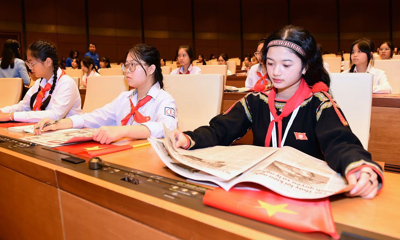 Các đại biểu đọc thông tin hoạt động của Phiên họp giả định "Quốc hội trẻ em" lần thứ II năm 2024 được phản ánh trên báo in Tiền Phong, Thanh Niên...