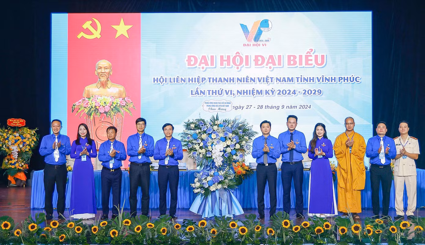 Lãnh đạo T.Ư Đoàn, T.Ư Hội LHTN Việt Nam tặng hoa chúc mừng Đại hội. Ảnh: TĐVP