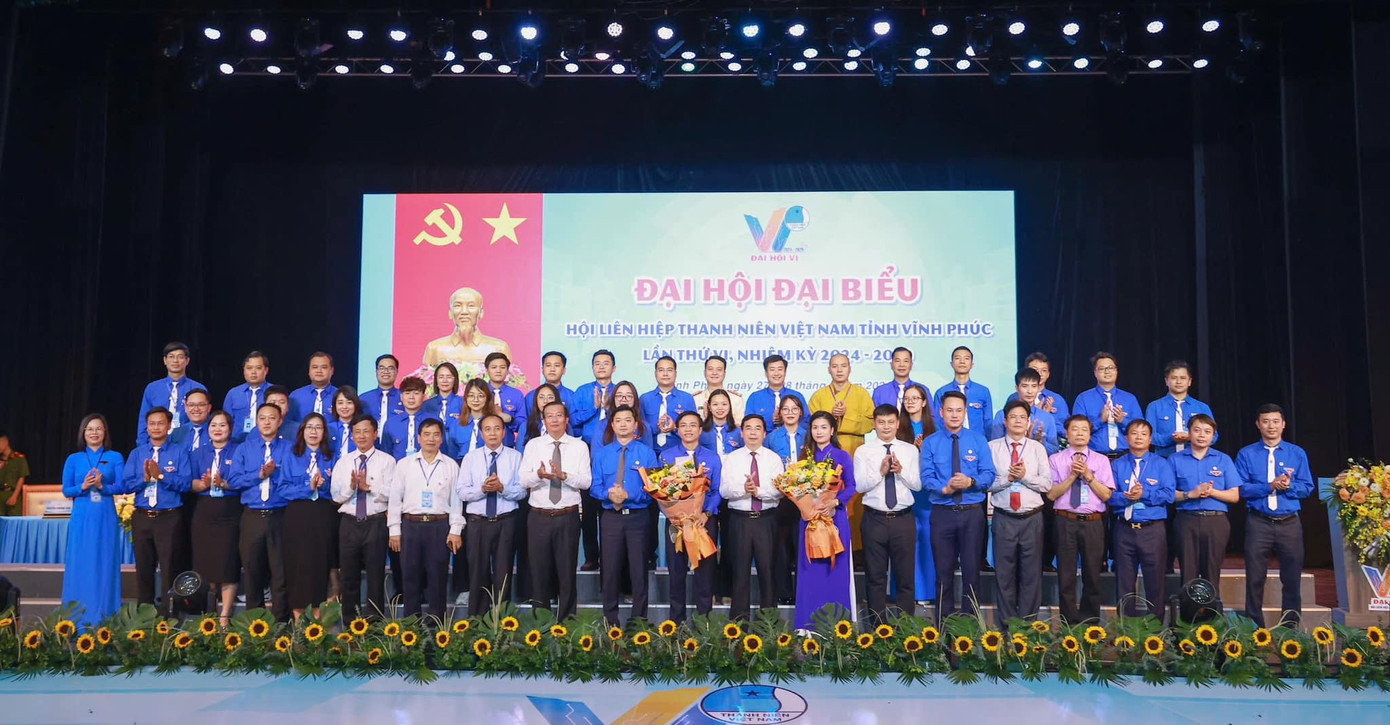 Lãnh đạo T.Ư Đoàn, T.Ư Hội và tỉnh Vĩnh Phúc tặng hoa chúc mừng Uỷ ban Hội LHTN Việt Nam tỉnh Vĩnh Phúc khoá mới. Ảnh: TĐVP