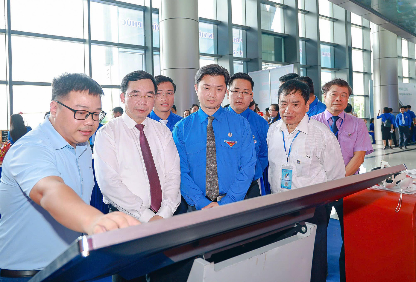 Các đại biểu tham quan không gian triển lãm trong khuôn khổ Đại hội. Ảnh: TĐVP