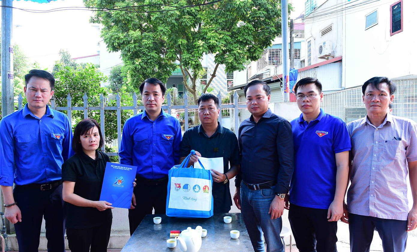 Đoàn công tác thăm, động viên gia đình bị thiệt hại người trong mưa lũ. Ảnh: Xuân Tùng