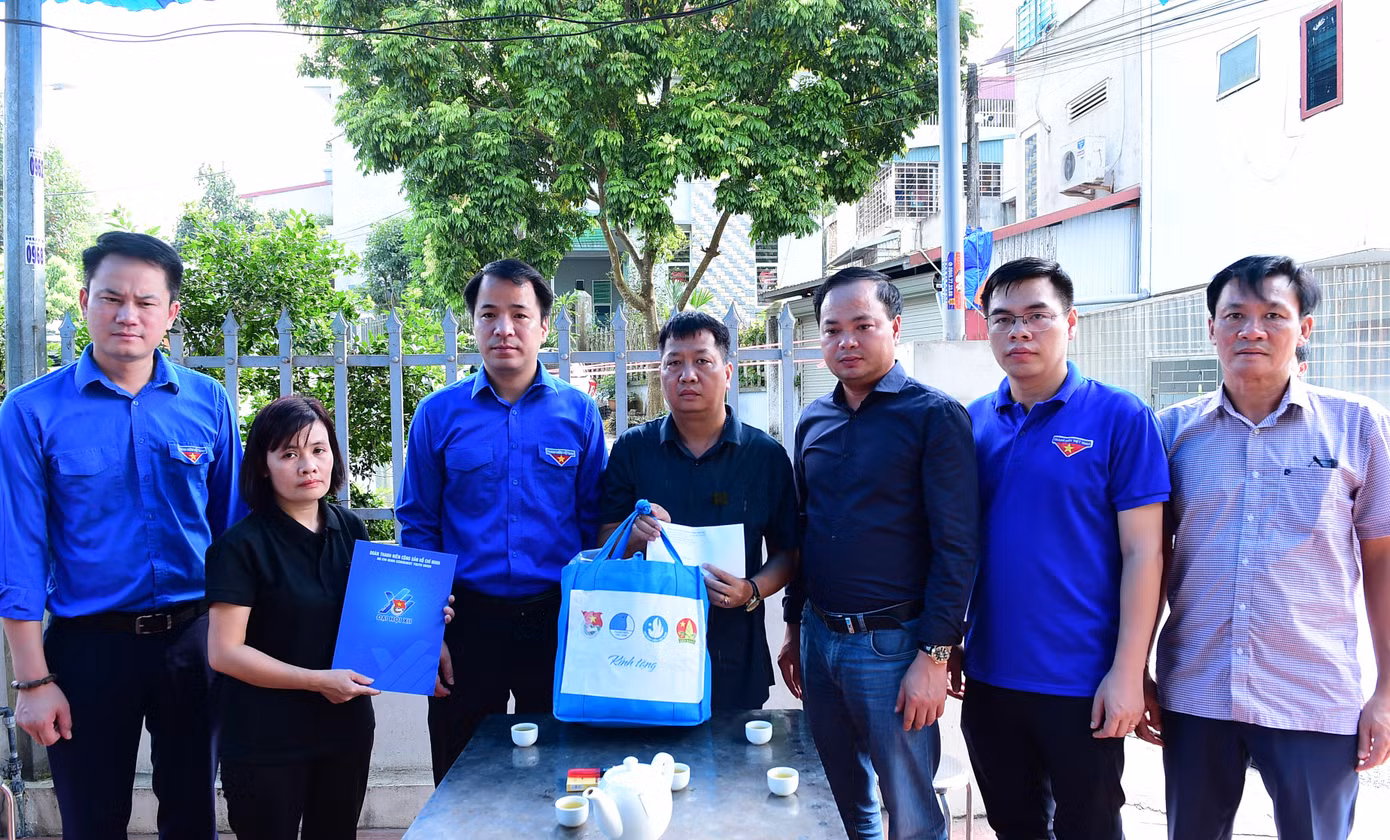 Đoàn công tác thăm, động viên gia đình bị thiệt hại người trong mưa lũ. Ảnh: Xuân Tùng Đoàn công tác thăm, động viên gia đình bị thiệt hại người trong mưa lũ. Ảnh: Xuân Tùng