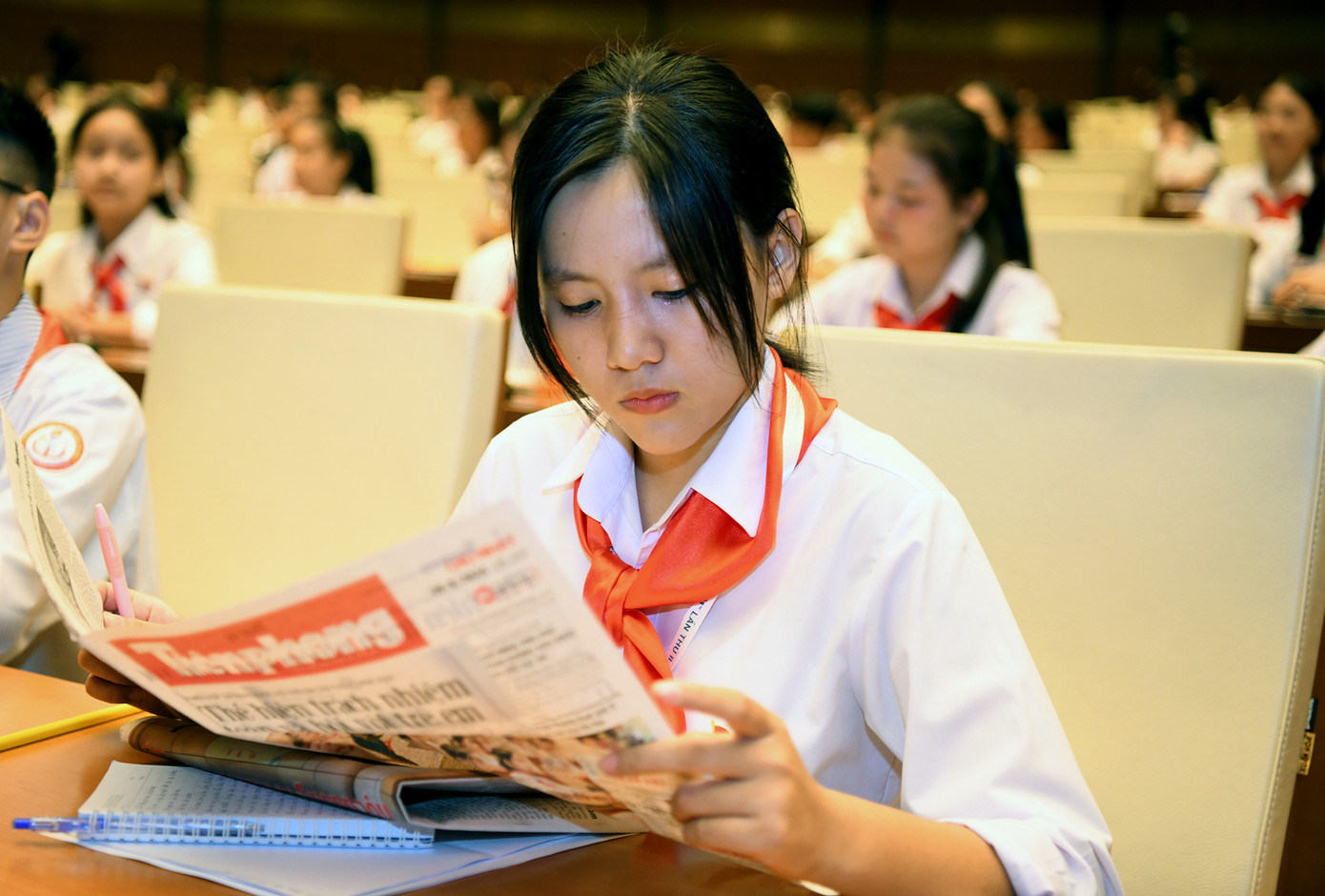 Các đại biểu đọc thông tin hoạt động của Phiên họp giả định "Quốc hội trẻ em" lần thứ II năm 2024 được phản ánh trên báo in Tiền Phong, Thanh Niên...