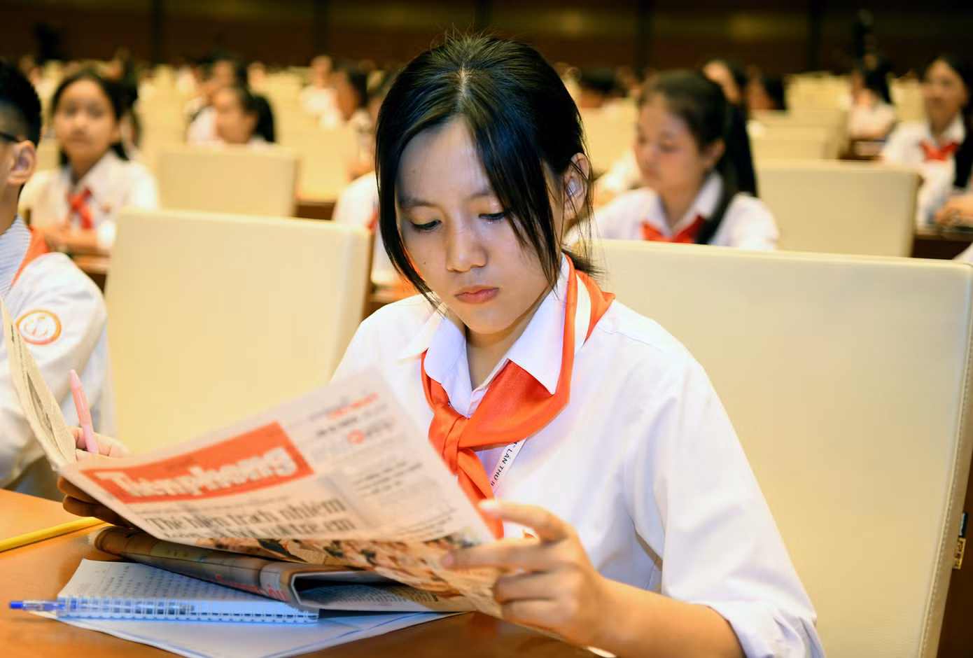 Các đại biểu đọc thông tin hoạt động của Phiên họp giả định "Quốc hội trẻ em" lần thứ II năm 2024 được phản ánh trên báo in Tiền Phong, Thanh Niên...