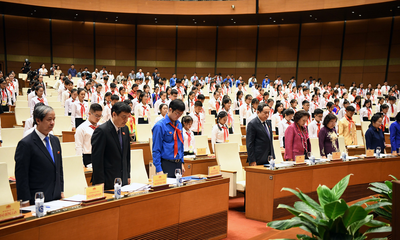 Các đại biểu đã dành phút mặc niệm tưởng nhớ đồng bào, chiến sĩ và trẻ em bị thiệt mạng do bão, lũ.