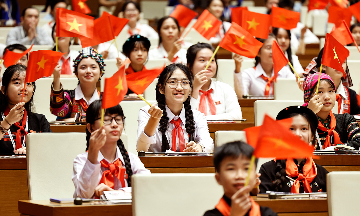 Các đại biểu rạng rỡ cùng với cờ Tổ quốc tại hội trường Diên Hồng.