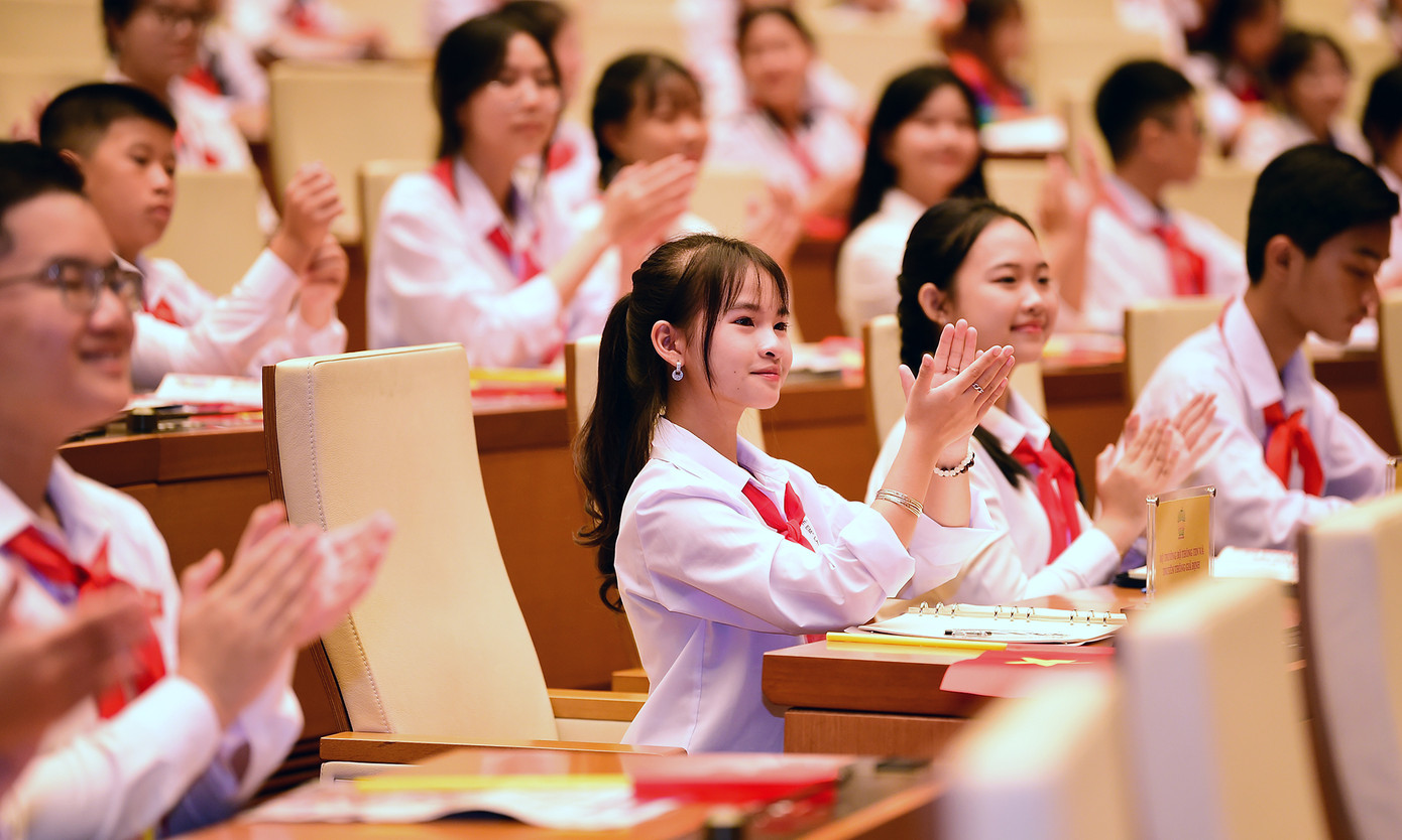 Trong hai ngày 28 - 29/9 diễn ra phiên họp giả định "Quốc hội trẻ em" lần thứ II năm 2024, màu áo trắng học trò, màu trang phục dân tộc truyền thống và khăn quàng đỏ thắm nổi bật ở hội trường Diên Hồng, Nhà Quốc hội.