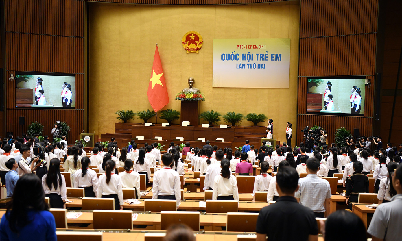 Các đại biểu phiên họp giả định "Quốc hội trẻ em" lần thứ II năm 2024 thực hiện nghi lễ chào cờ.