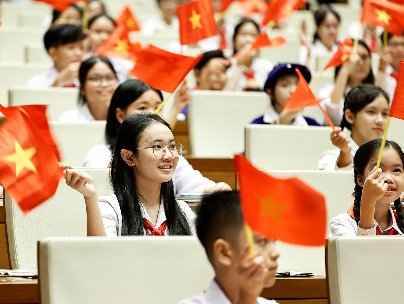 Các đại biểu rạng rỡ cùng với cờ Tổ quốc tại hội trường Diên Hồng.