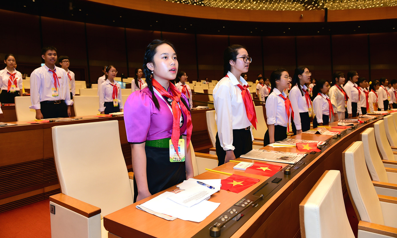 Đại biểu trẻ em thực hiện nghi lễ chào cờ.