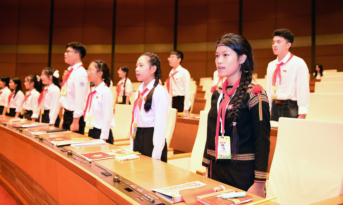Đại biểu trẻ em thực hiện nghi lễ chào cờ.
