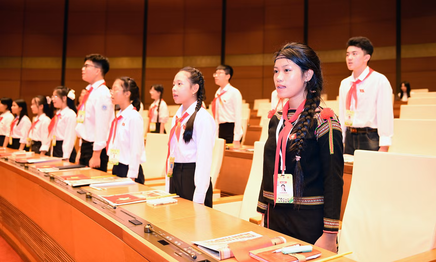 Đại biểu trẻ em thực hiện nghi lễ chào cờ.