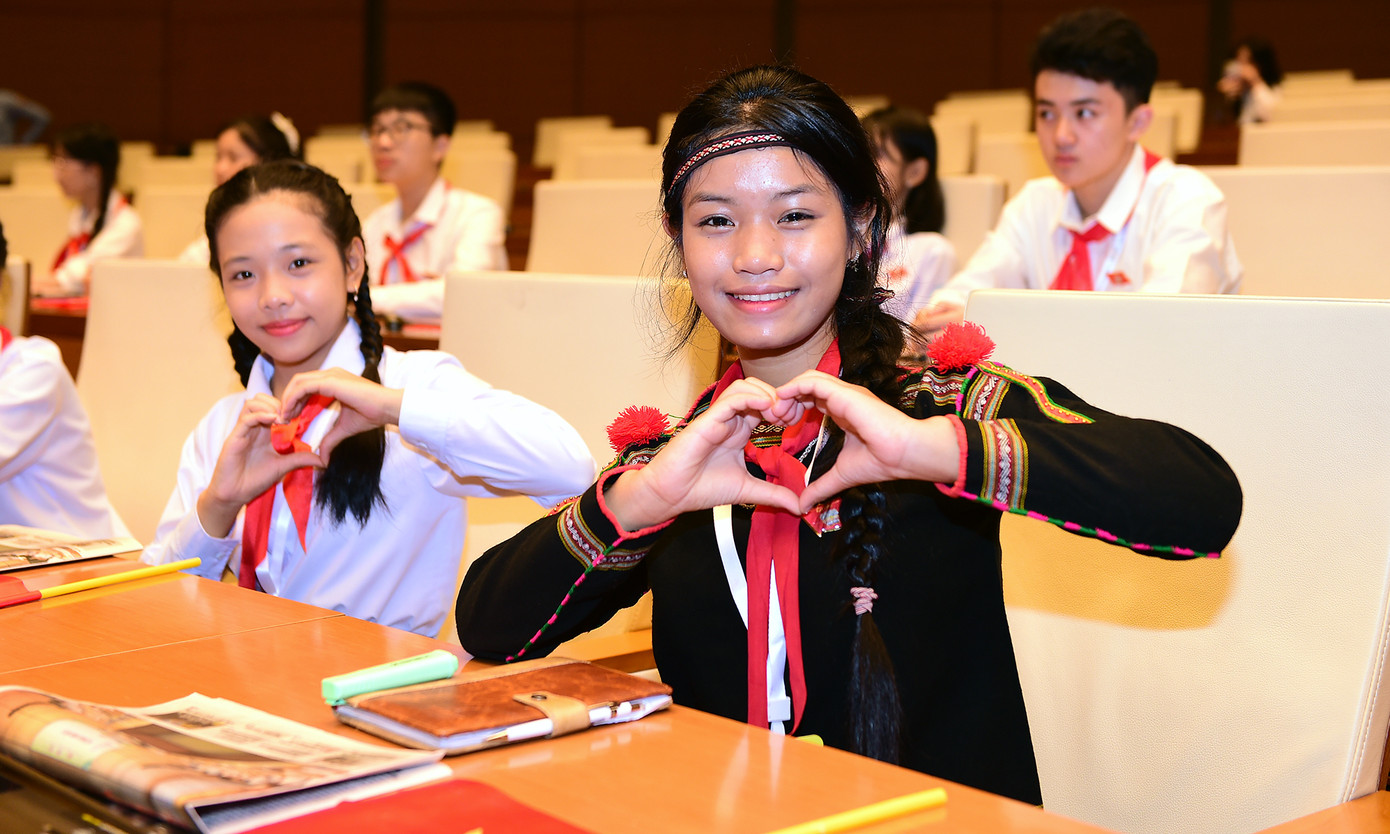 Khoảng thời gian nghỉ giải lao hay trước khi bước vào phiên làm việc là dịp để các đại biểu thể hiện nét rạng rỡ.