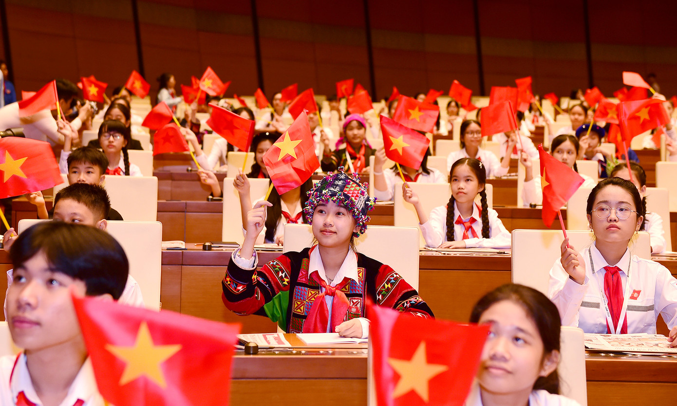 Các đại biểu rạng rỡ cùng với cờ Tổ quốc tại hội trường Diên Hồng.