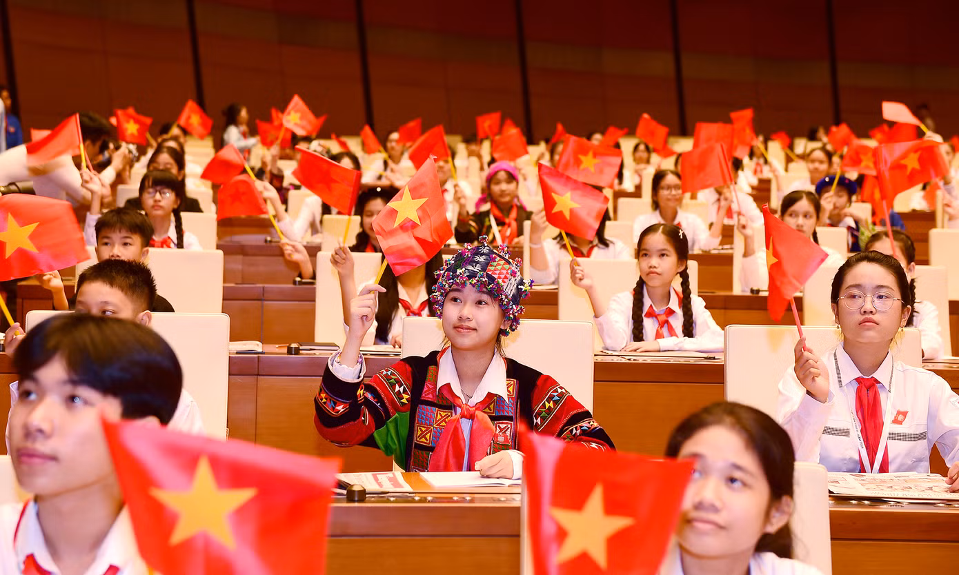 Các đại biểu rạng rỡ cùng với cờ Tổ quốc tại hội trường Diên Hồng.