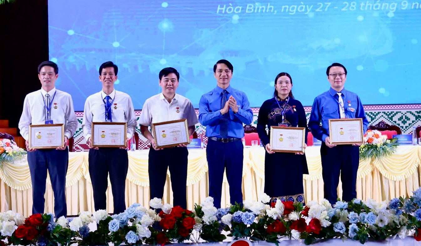 Anh Nguyễn Ngọc Lương tặng kỷ niệm chương cho các cá nhân.