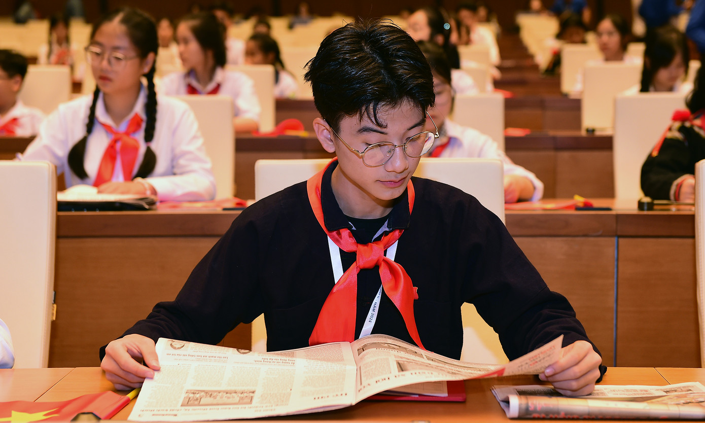 Các đại biểu đọc thông tin hoạt động của Phiên họp giả định "Quốc hội trẻ em" lần thứ II năm 2024 được phản ánh trên báo in Tiền Phong, Thanh Niên...