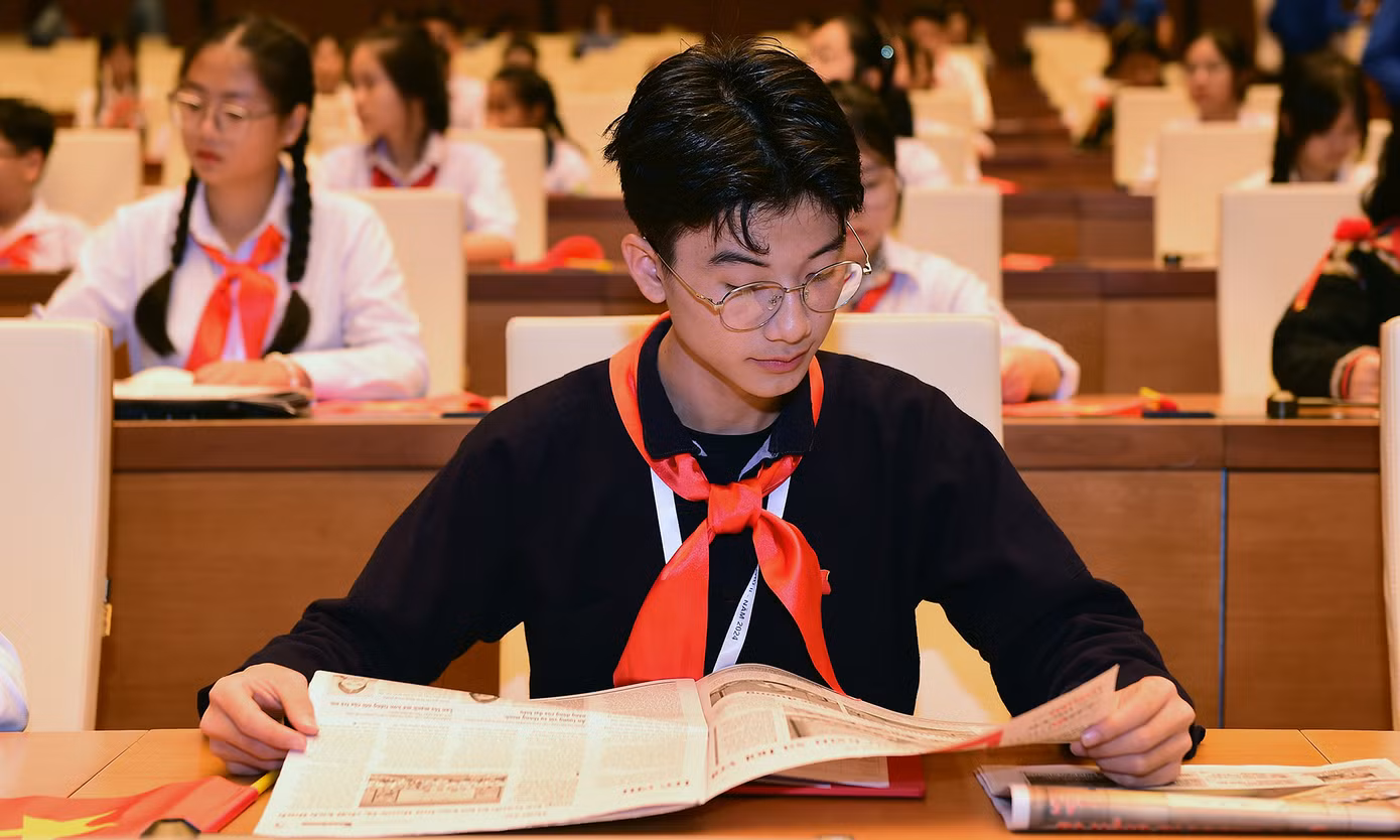 Các đại biểu đọc thông tin hoạt động của Phiên họp giả định "Quốc hội trẻ em" lần thứ II năm 2024 được phản ánh trên báo in Tiền Phong, Thanh Niên...