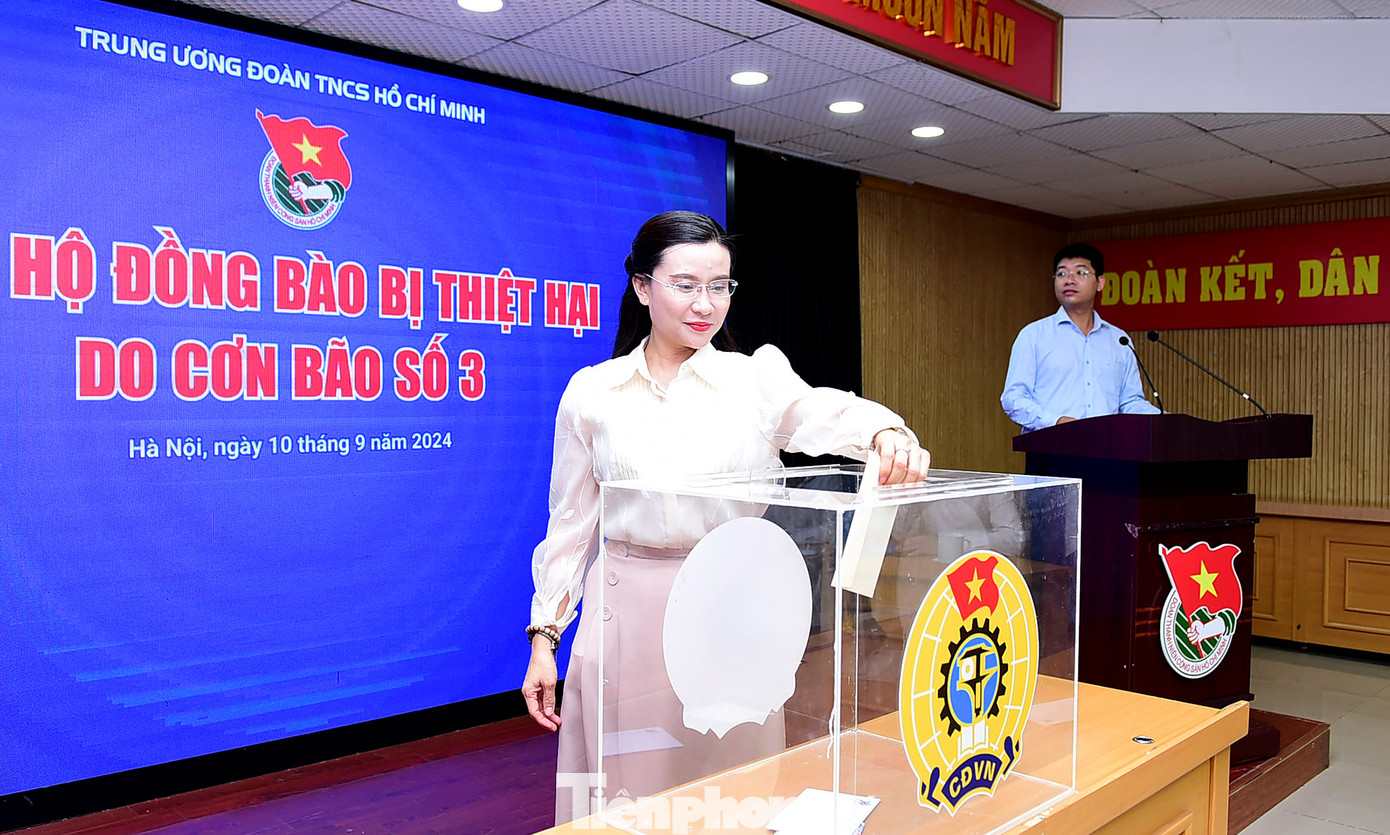 Anh Nguyễn Ngọc Lương, chị Nguyễn Phạm Duy Trang và anh Nguyễn Minh Triết quyên góp tại chương trình. Ảnh: Xuân Tùng