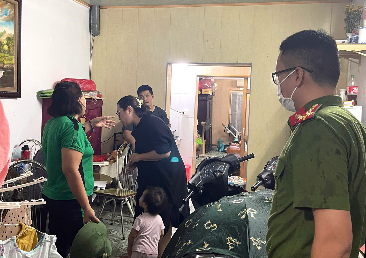 Đoàn viên, thanh niên vận động các hộ dân ở khu tập thể cũ sơ tán đến nơi an toàn tránh bão. Ảnh: TĐHD