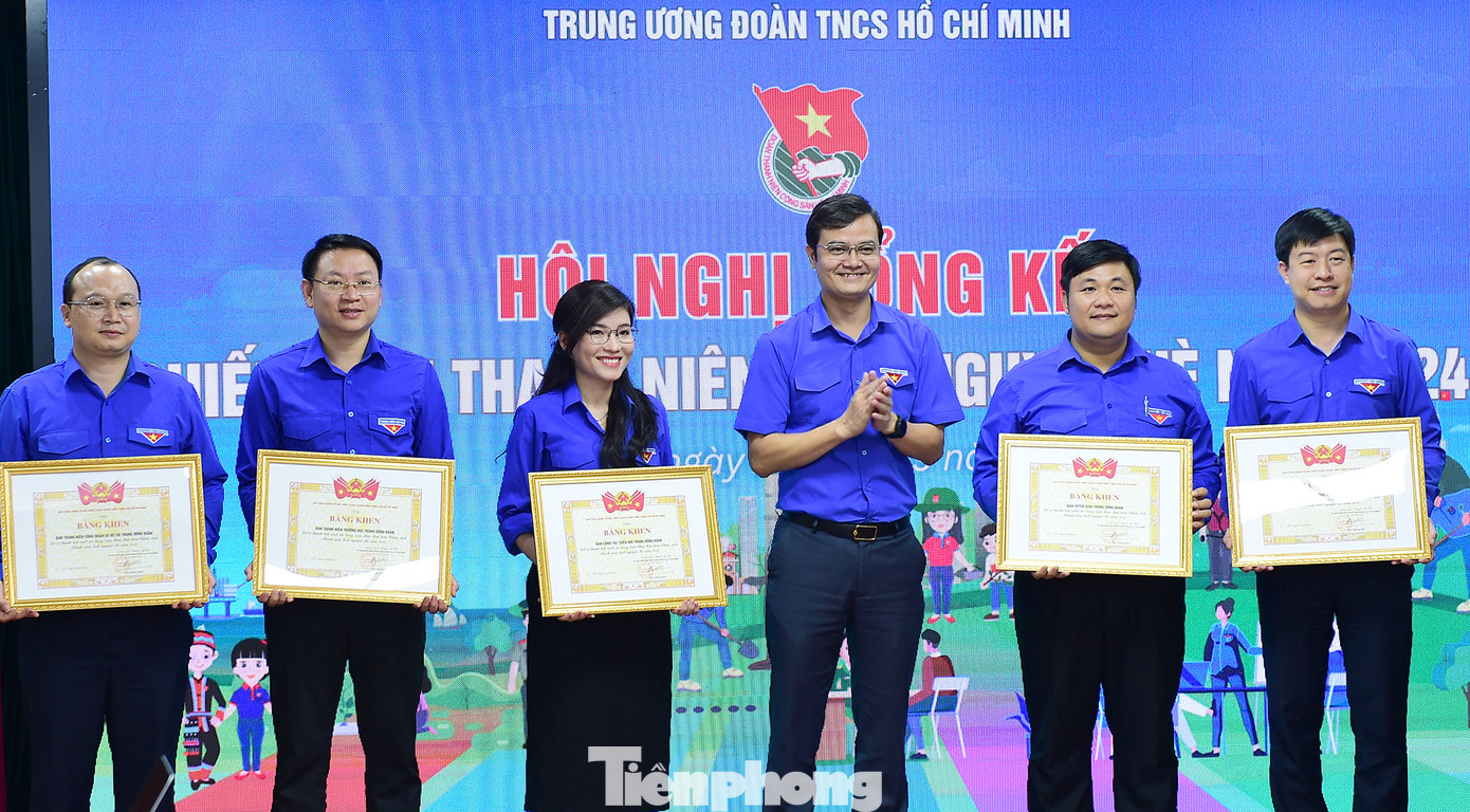 Nhiều tập thể và cá nhân vinh dự nhận Bằng khen của Ban Chấp hành T.Ư Đoàn vì có thành tích xuất sắc trong Chiến dịch Thanh niên tình nguyện Hè năm 2024.