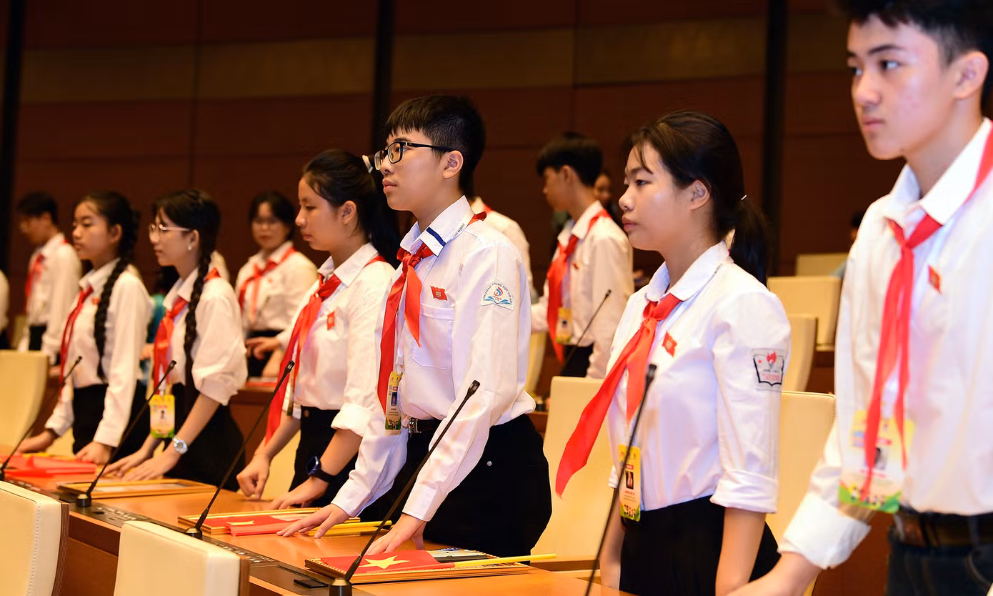 Cũng tại hội trường Diên Hồng, các đại biểu trẻ em đã có trải nghiệm thú vị khi được hướng dẫn sử dụng thiết bị điện tử.