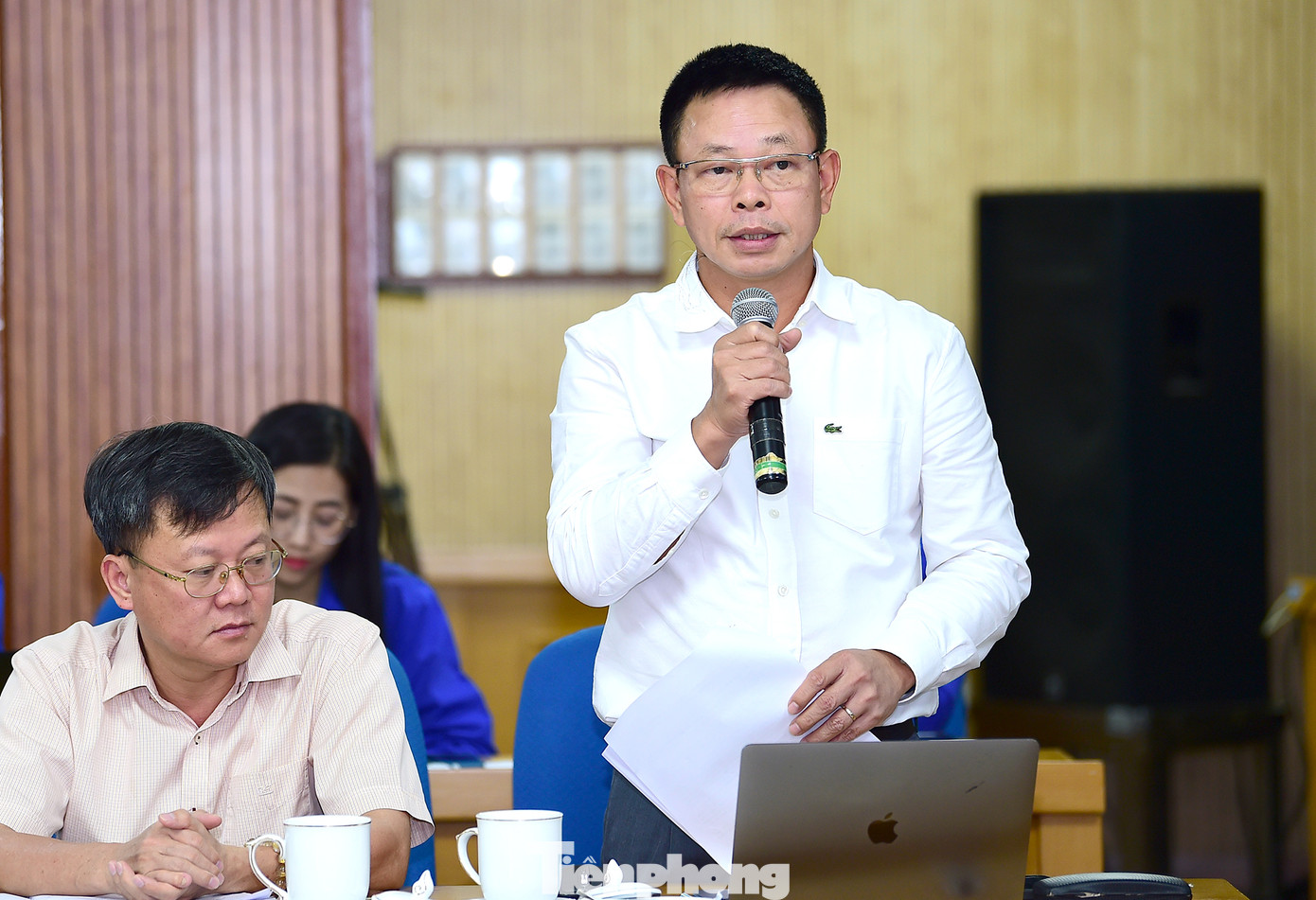 Nhà báo Phùng Công Sưởng - Tổng Biên tập Báo Tiền Phong phát biểu tại hội nghị.