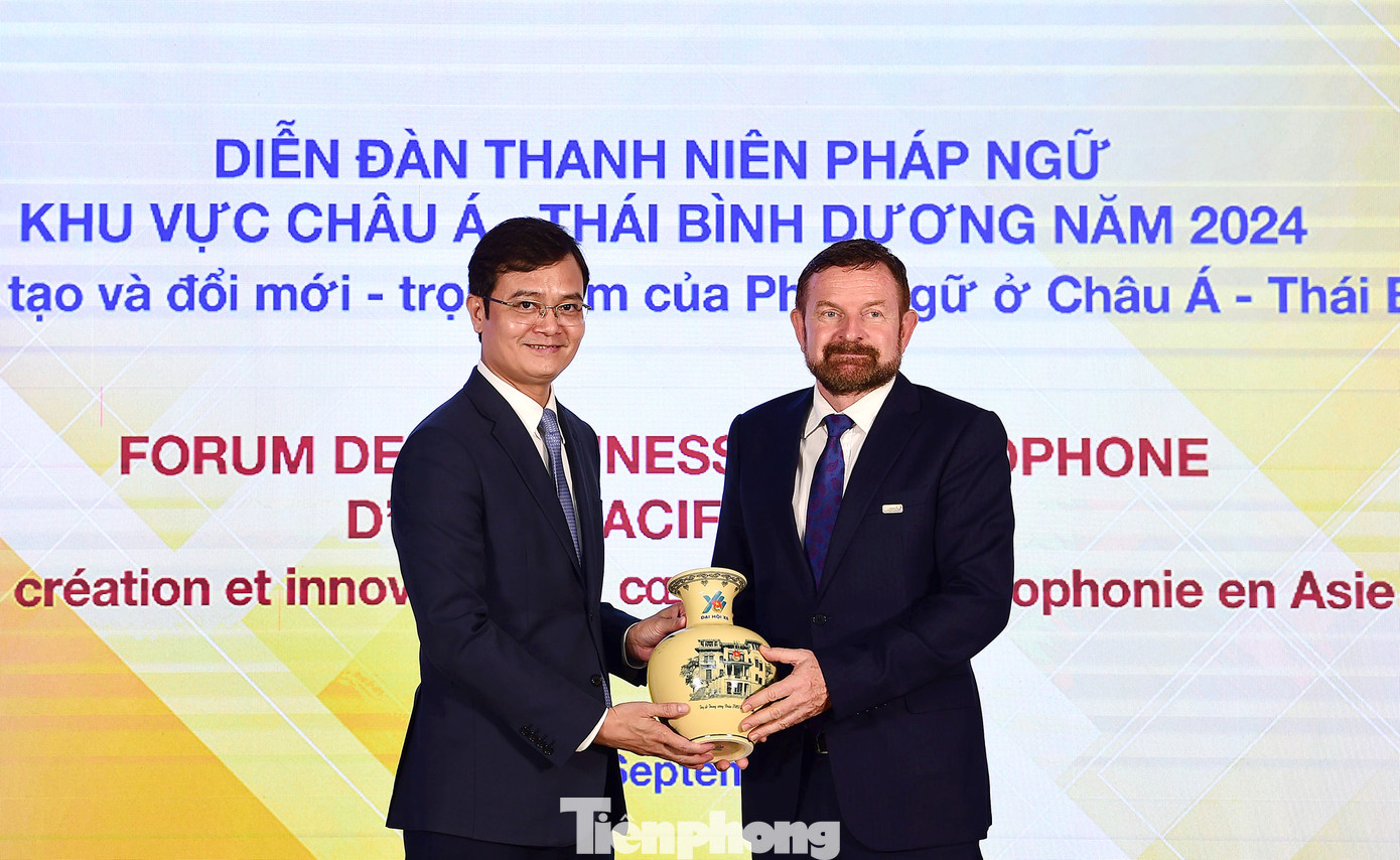 Anh Bùi Quang Huy tặng quà lưu niệm ông Edgar Doerig. Ảnh: Xuân Tùng