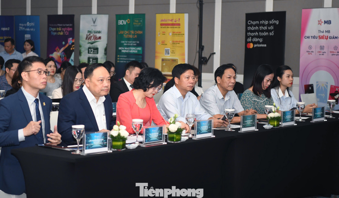 Các đại biểu tham dự chương trình họp báo Ngày Thẻ Việt Nam 2024. Các đại biểu tham dự chương trình họp báo Ngày Thẻ Việt Nam 2024.