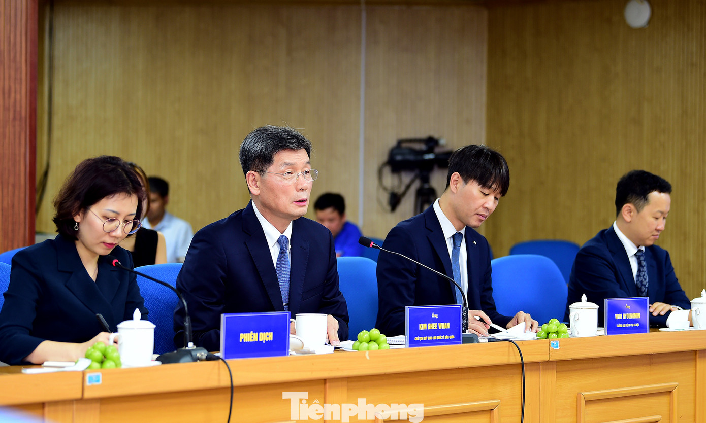 Ông Gheewhan Kim và đại biểu Quỹ Giao lưu Quốc tế Hàn Quốc tại buổi làm việc. Ảnh: Xuân Tùng