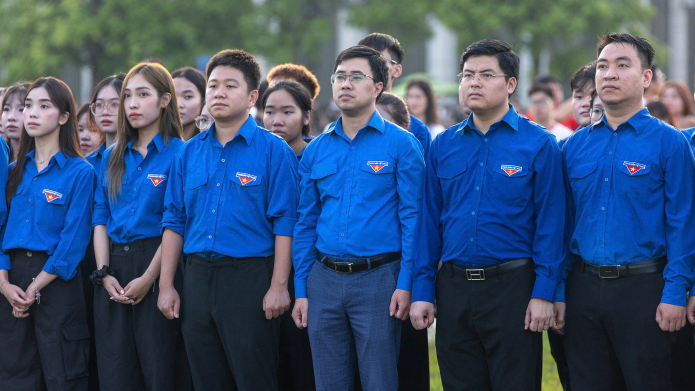 Anh Bùi Hoàng Tùng - Bí thư Đoàn Khối các cơ quan T.Ư (thứ ba từ phải sang) và anh Hoàng Đức Nam - Bí thư Đoàn Thanh niên cơ quan T.Ư Đoàn (thứ hai từ phải sang) cùng các đoàn viên thanh niên tham gia lễ chào cờ.