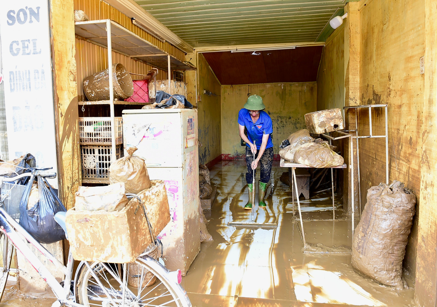 Đoàn viên thanh niên tham gia khắc phục hậu quả mưa lũ, dọn dẹp vệ sinh môi trường. Ảnh: Xuân Tùng