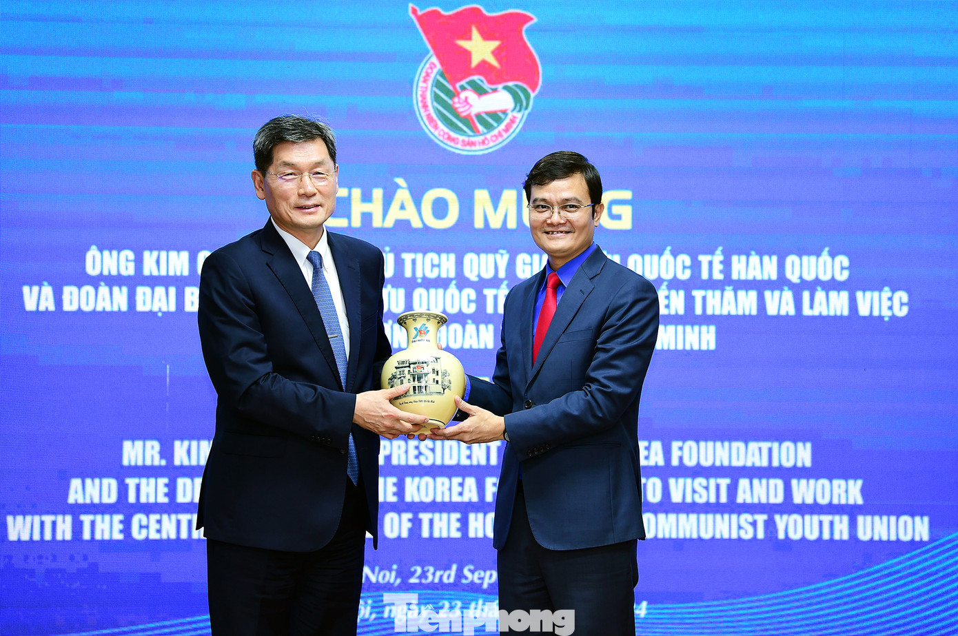 Dịp này, Bí thư thứ nhất T.Ư Đoàn Bùi Quang Huy tặng quà Chủ tịch Quỹ Giao lưu Quốc tế Hàn Quốc Gheewhan Kim. Ảnh: Xuân Tùng