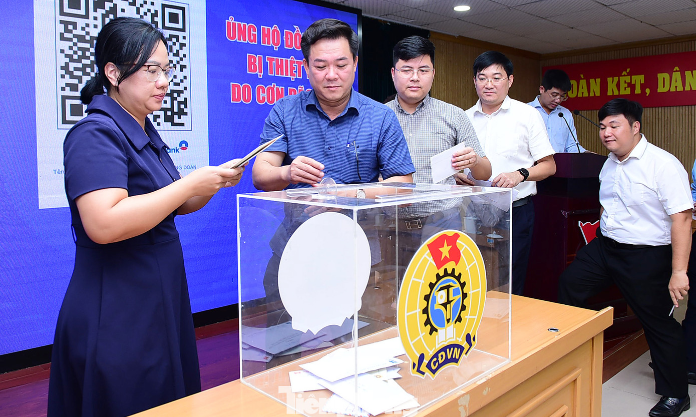 Cán bộ, công chức, viên chức và người lao động các bạn, đơn vị cơ quan T.Ư Đoàn quyên góp tại chương trình. Ảnh: Xuân Tùng