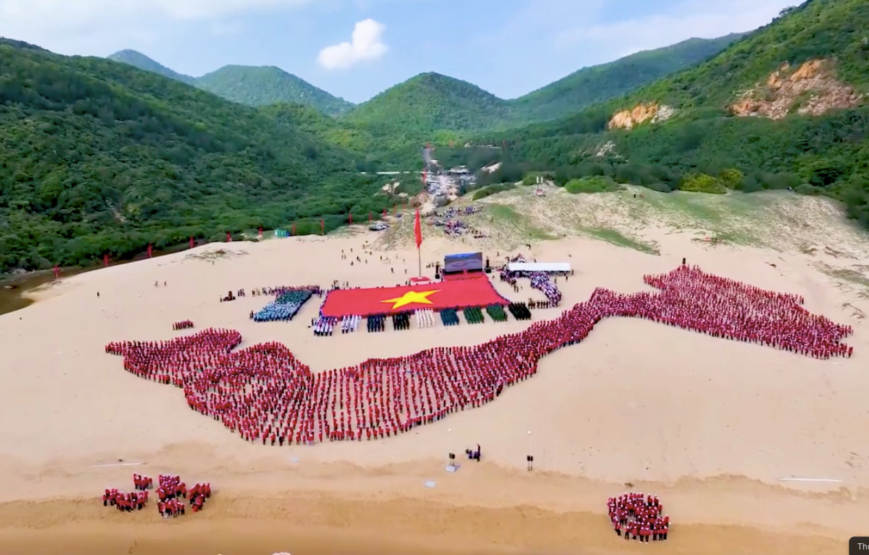 Hình ảnh đoàn viên thanh niên tạo hình bản đồ Tổ quốc mở đầu trailer chào mừng Đại hội. Ảnh chụp màn hình Hình ảnh đoàn viên thanh niên tạo hình bản đồ Tổ quốc mở đầu trailer chào mừng Đại hội. Ảnh chụp màn hình