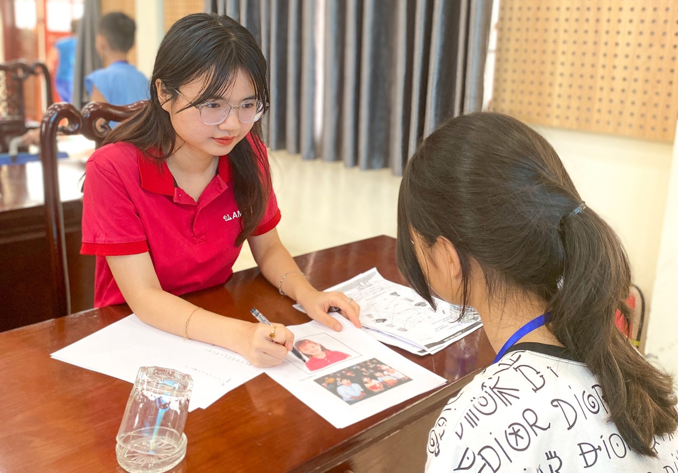 Các tình nguyện viên chia sẻ kiến thức và cảm hứng học ngoại ngữ đến các em. Ảnh: BTC