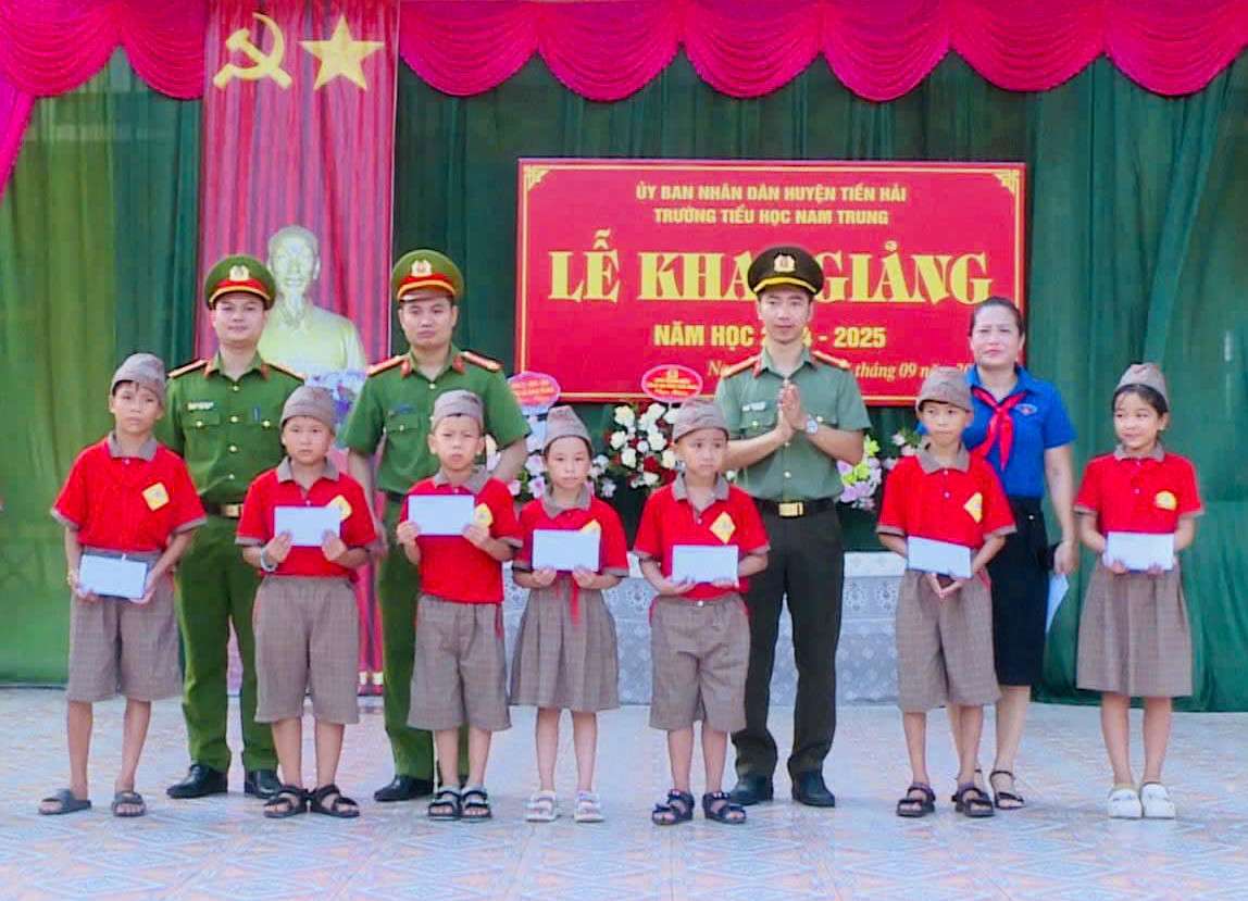 Ban Thanh niên Công an tỉnh Thái Bình trao tặng nhiều suất quà, học bổng cho học sinh vượt khó học giỏi. Ảnh: BTN-BCA