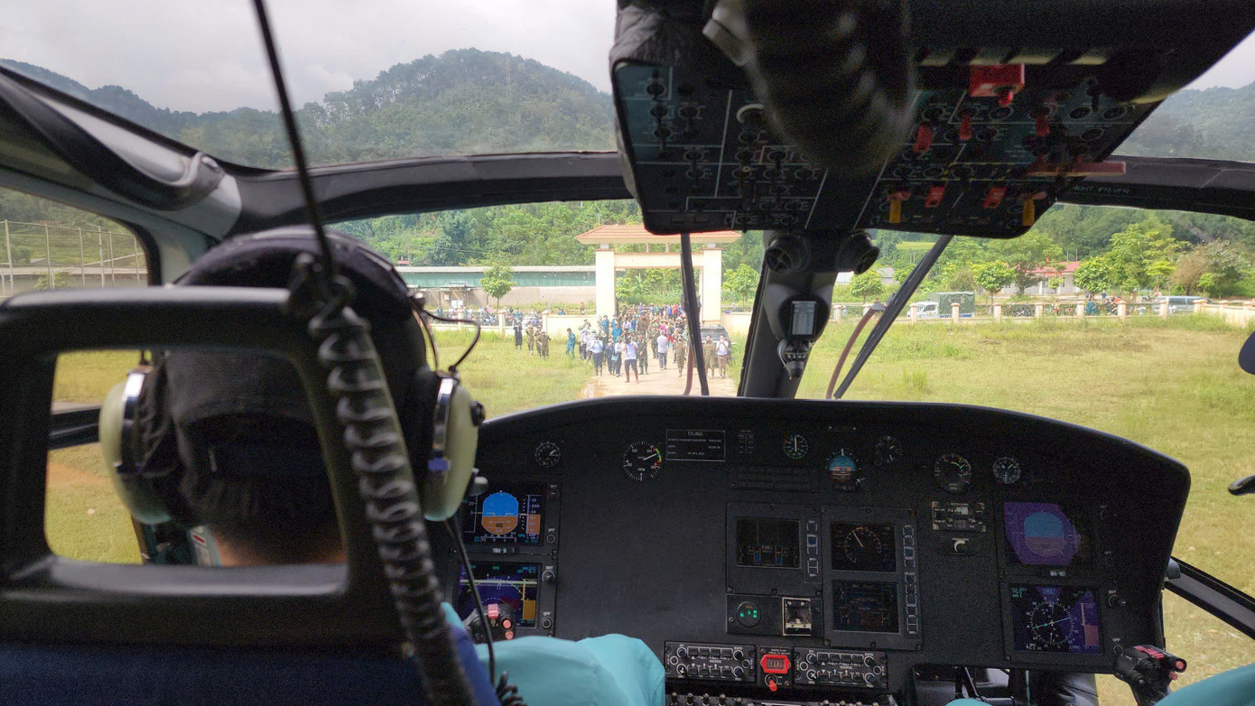 Máy bay cất cánh từ sân bay Gia Lâm (Hà Nội). Nhu yếu phẩm cứu trợ có nước uống, lương khô, sữa, mì tôm.