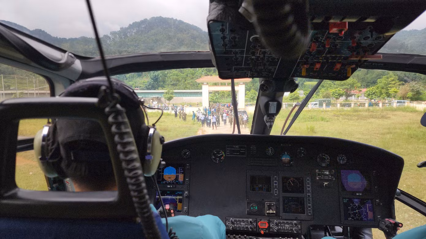 Máy bay cất cánh từ sân bay Gia Lâm (Hà Nội). Nhu yếu phẩm cứu trợ có nước uống, lương khô, sữa, mì tôm.