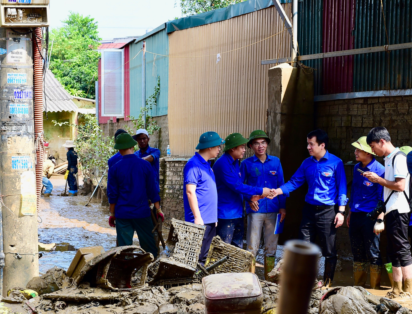 Anh Ngô Văn Cương thăm hỏi động viên lực lượng tình nguyện viên tham gia khắc phục hậu quả mưa lũ. Ảnh: Xuân Tùng