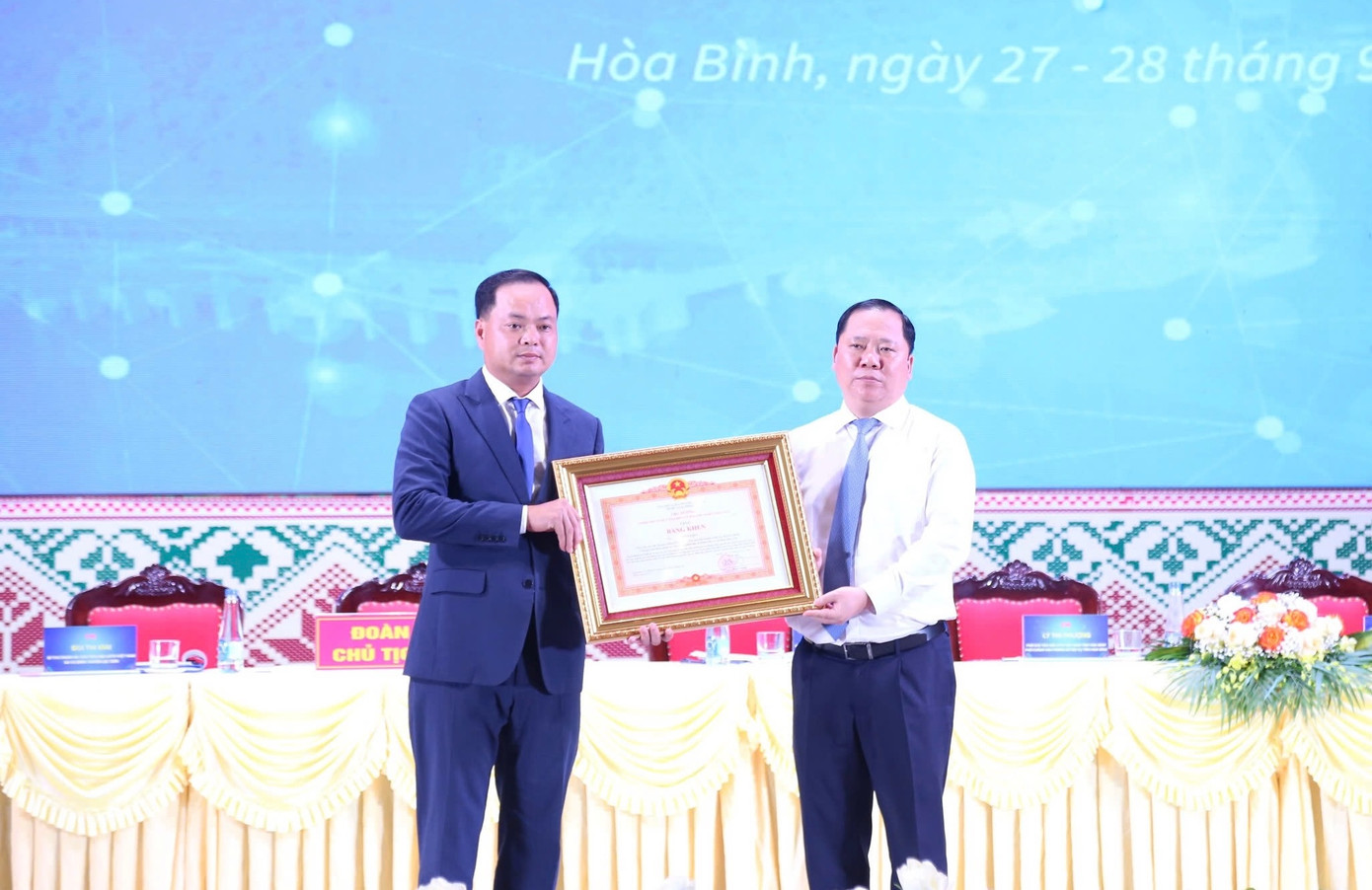 Thừa ủy quyền của Thủ tướng Chính phủ, ông Nguyễn Phi Long trao bằng khen cho anh Đỗ Duy Liên. Ảnh: Lâm Đăng Hải