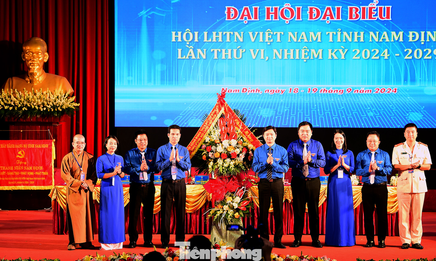 Anh Nguyễn Minh Triết và anh Nguyễn Xuân Hiếu tặng hoa chúc mừng Đại hội. Ảnh: Xuân Tùng Anh Nguyễn Minh Triết và anh Nguyễn Xuân Hiếu tặng hoa chúc mừng Đại hội. Ảnh: Xuân Tùng