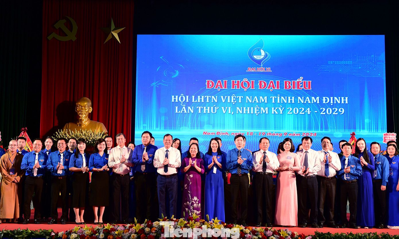Lãnh đạo T.Ư Đoàn, T.Ư Hội và lãnh đạo tỉnh Nam Định chúc mừng Uỷ ban Hội LHTN Việt Nam tỉnh Nam Định khoá VI. Ảnh: Xuân Tùng Lãnh đạo T.Ư Đoàn, T.Ư Hội và lãnh đạo tỉnh Nam Định chúc mừng Uỷ ban Hội LHTN Việt Nam tỉnh Nam Định khoá VI. Ảnh: Xuân Tùng