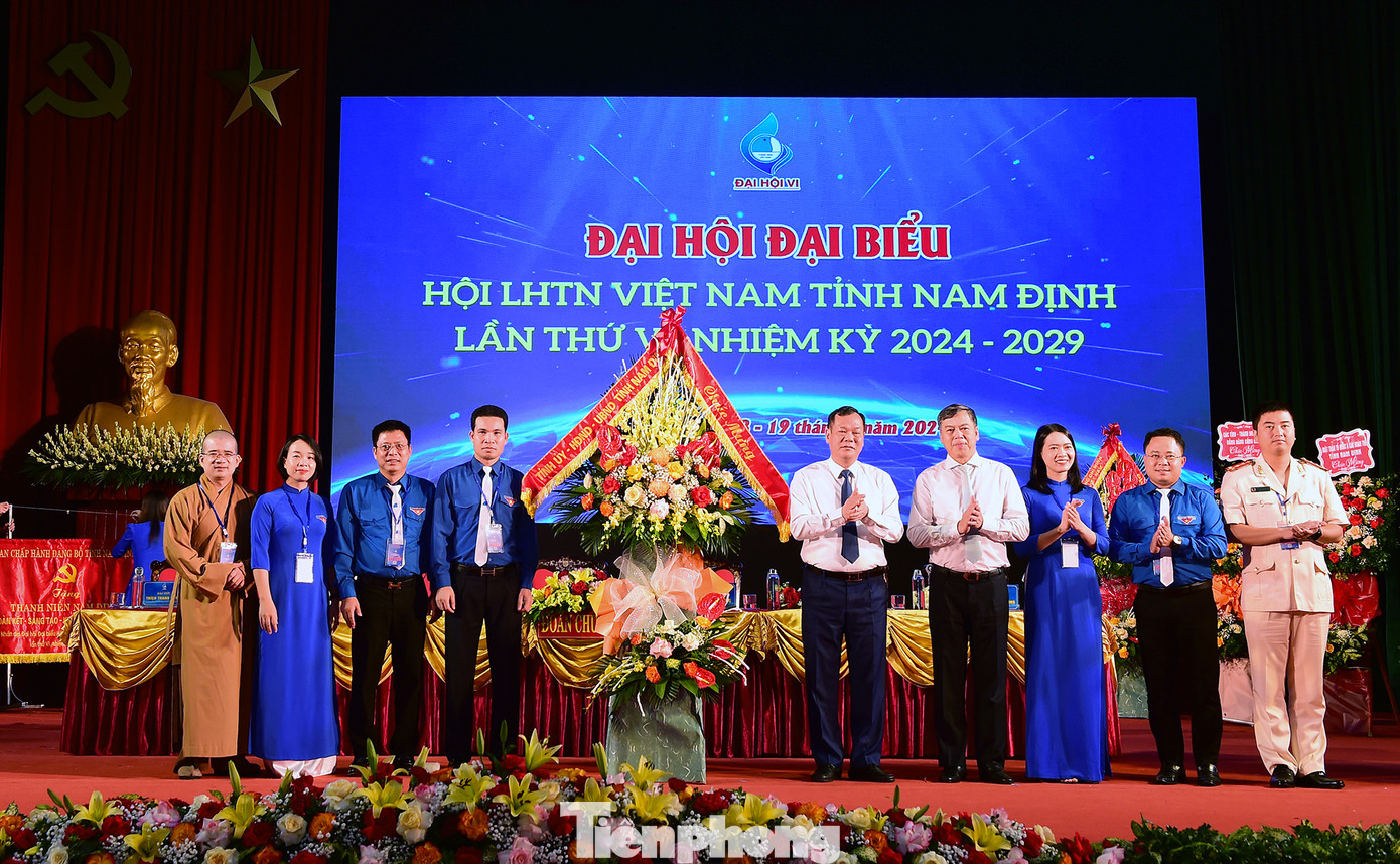 Thay mặt Tỉnh ủy, HĐND, UBND tỉnh, ông Lê Quốc Chỉnh và Trần Lê Đoài tặng hoa chúc mừng Đại hội. Ảnh: Xuân Tùng Thay mặt Tỉnh ủy, HĐND, UBND tỉnh, ông Lê Quốc Chỉnh và Trần Lê Đoài tặng hoa chúc mừng Đại hội. Ảnh: Xuân Tùng